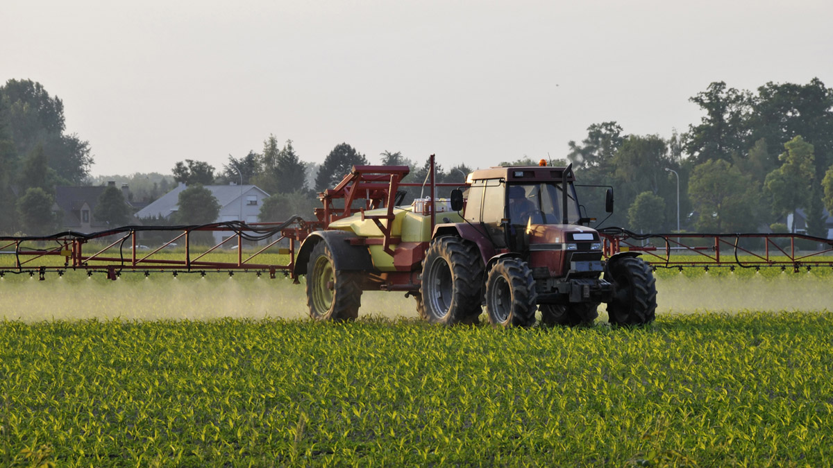 tracteur-pesticides-champs-agriculture